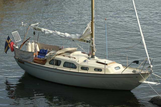 109, ALINDE, Nordøhamnen, Marstrand nord for Göteborg, S. Ejer siden 1990: Lennart Lööw. Båden er blevet omlakeret, der er skiftet mast fra træ til aluminium og der er ny motor. Ejeren mener, at båden er bygget i 1969.