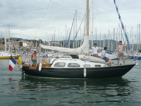 125 - CHARLEO, Bandol, Frankrig. Ejer: Jacques Borel, Bandol, Frankrig. Båden sejlet til Frankrig i 1983 af den tidligere ejer, Knud Eriksen, Helsingør. Navn dengang: Aida. Derefter to franske ejere. Båden bygget 1969.  