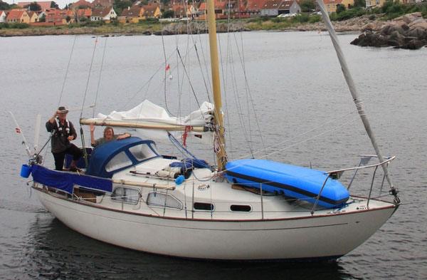 405, MARIE, Svaneke, Bornholm, DK. Ejer: Jens Kragh Nielsen, Bornholm, DK. Nyere udstyr: rullegenua; ny motor  Yanmar 2YM15; trebladet foldepropel Flexifold, vindror, Windpilot Pacific Light.  Jens Kragh Nielsen har været “den lykkelige ejer siden 2000”.