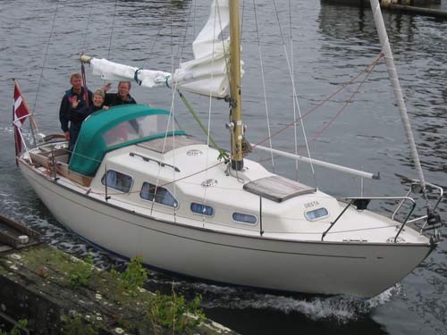 413, SIESTA, Svanemøllen, København. DK. Ejer: Bernhard Kørbits og to andre partsredere. Har haft båden siden 2000, og har løbende foretaget forskellige forbedringer ( ny Yanmar 1GM motor, nye cockpitkarme, søgelænder mm ). Siesta ses her på vej gennem Falsterbokanalen i Sverige. 