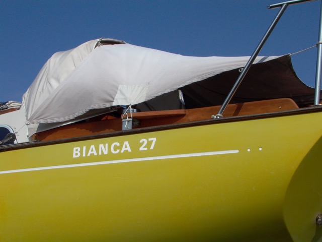 EN BIANCA 27-sejler bør ikke forsømme nogen mulighed for at gøre reklame for denne udmærkede båd. På denne Bianca 27 i Aalborg er bådtypen angivet øverst på fribordet i samme farve som hulkehlens hvid. 