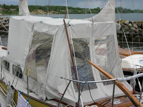 ER BEHOVET OM BORD ET meget stort cockpittelt, er denne løsning a la Nordisk Folkebåd en mulighed. Der er fuld ståhøjde og overdækket sprayhood og lugegarage. Her er de masser af god og tør stuveplads.