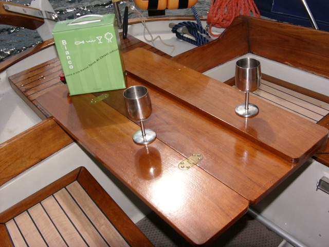 ET ALTERNATIV til Bianca 27' originale cockpitbord er dette udklappelige bord på solid alu-holder fra Lagun. Hvis holderen under bordpladen monteres asymetrisk har man et meget universelt og anvendeligt bord i cockpit. Set på Bianco af Rudkøbing.