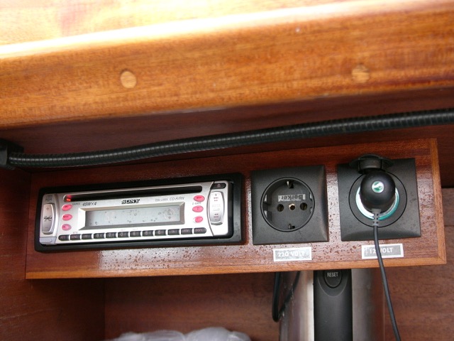 EN BILRADIO med cd-spiller kan levere både vejrmeldinger og underholdning om bord på din Bianca 27. Denne er monteret i styrbord side i et panel, hvor der også er udtag for 12 volt cigarstik og 220 volt landstrøm. Set på Bianco af Rudkøbing.